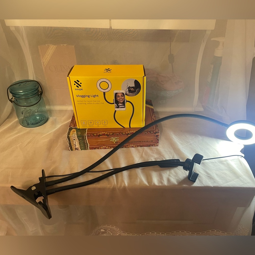 Vlogging Light NIB great fo POSHERS getting new live SHOWS